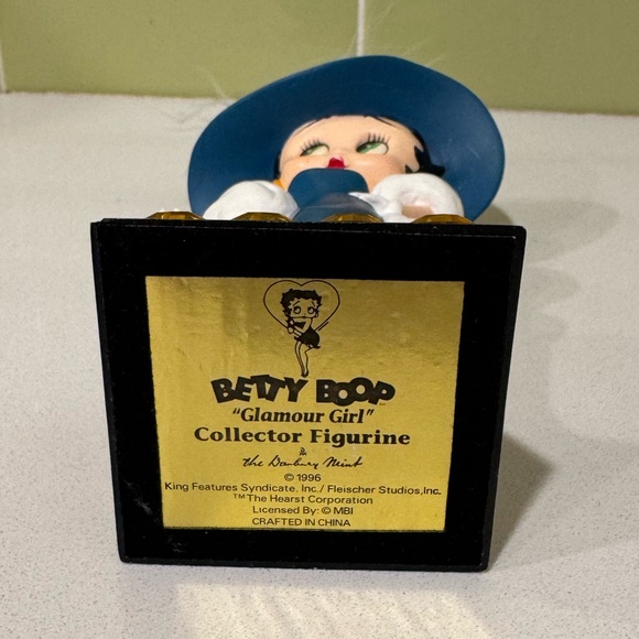 Danbury Mint Betty Boop "Glamour Girl" collector figurine - Picture 9 of 9